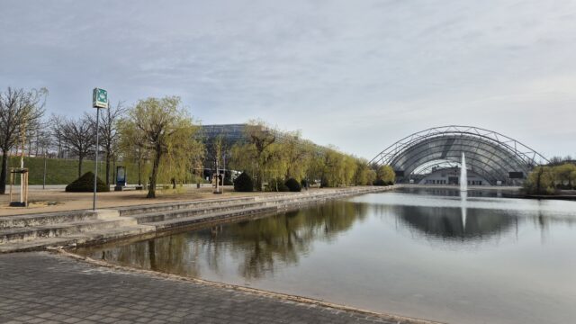 Messegelände mit Blick auf das Kongresszentrum (links)